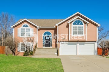 2304 Sumter Ct Leavenworth, KS 66048